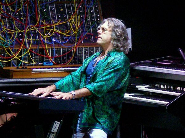 1280px-Emo-Nearfest_06.thumb.jpg.3373b032e17bfab1b373fccb2868c626.jpg