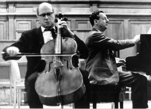 benjamin-britten-mstislav-rostropovich-1378826795.thumb.jpg.7258b6c706a1bb79890548a26d0ca1e0.jpg