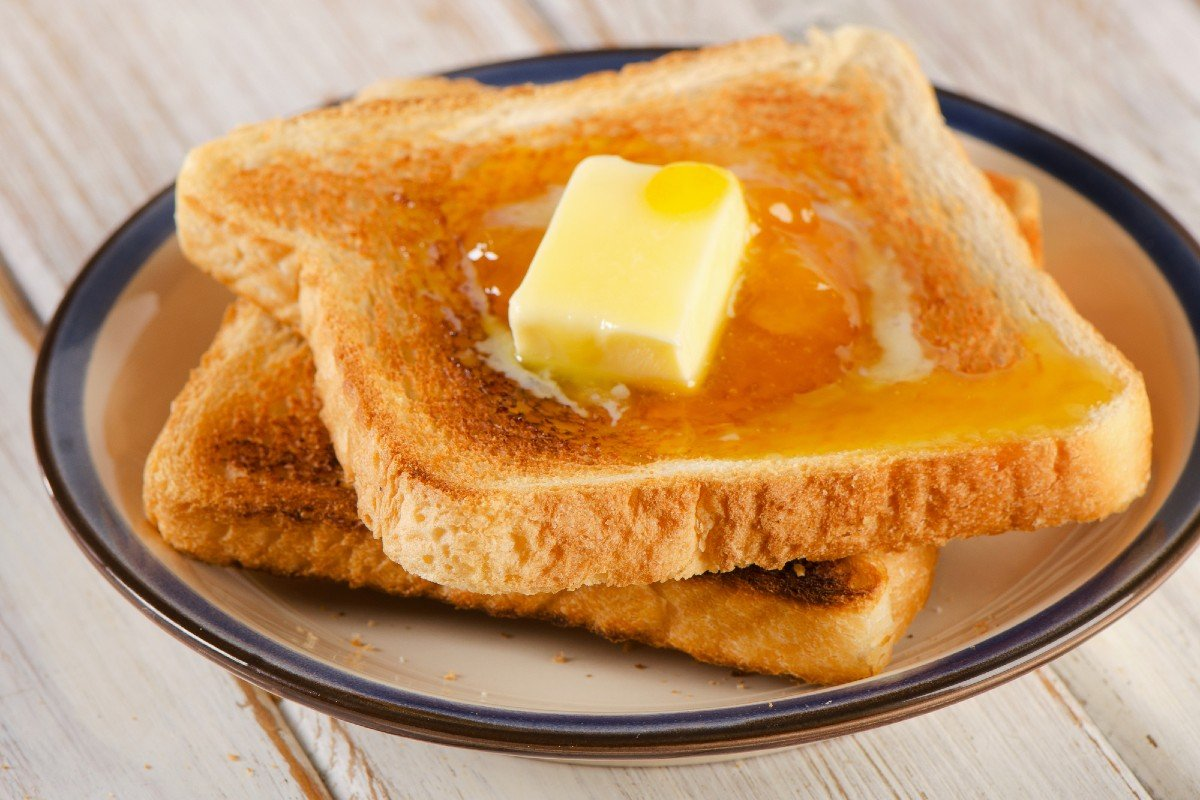 Honey toast. Хлеб с маслом и медом. Бутерброд с маслом. Тост с медом. Бутерброд с маслом и медом.